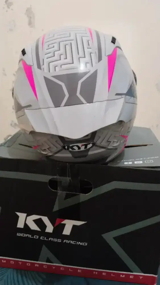 Helm KYT Striker warna Fuxia