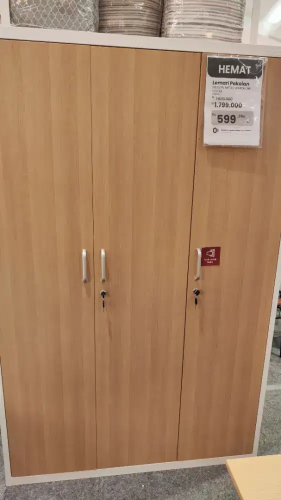 Lemari Pakaian Besi