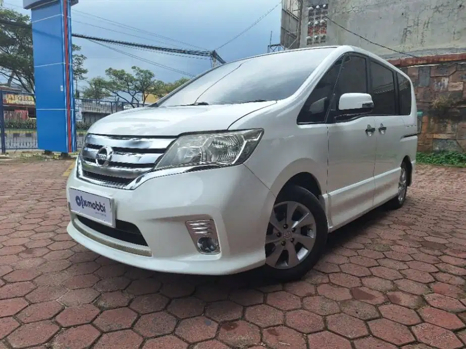 LOW DP Nissan Serena 2.0 Highway Star Bensin-AT 2013 WYZ