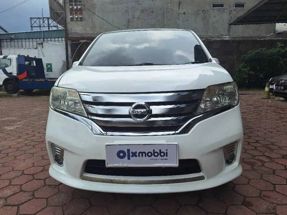 LOW DP Nissan Serena 2.0 Highway Star Bensin-AT 2013 WYZ