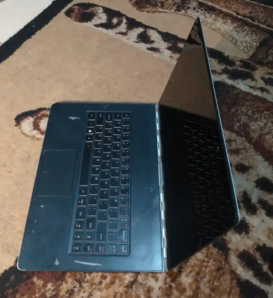 Laptop Lenovo Yoga Dibaca