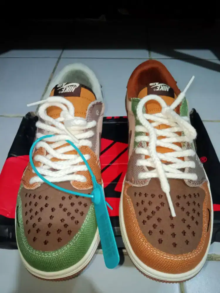 Sneakers pria, size 42, merk nike air force one, kondisi baru.