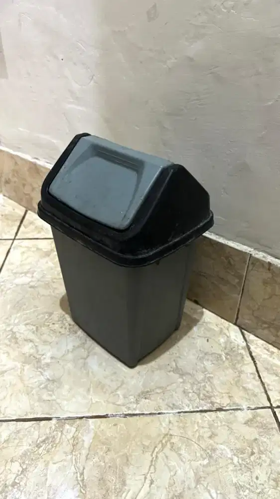 Tempat Sampah Plastik Tutup Ayun Minimalis – Kondisi Baik