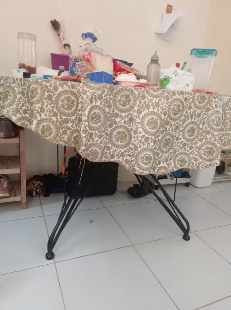 Meja makan kaca