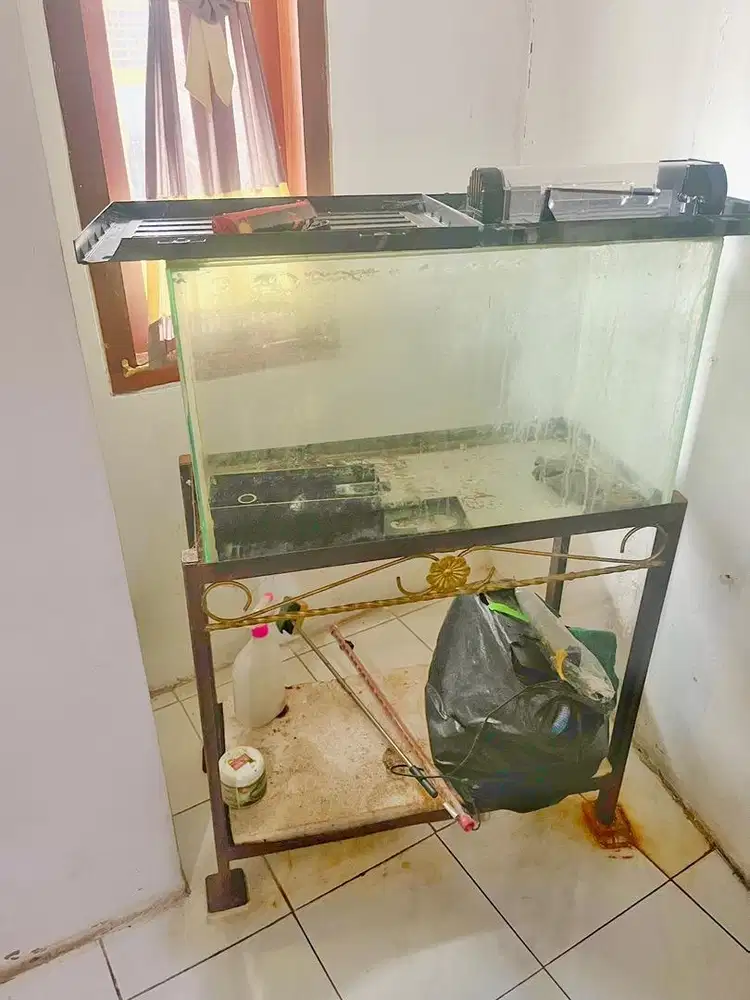 Akuarium fullset dengan meja besi
