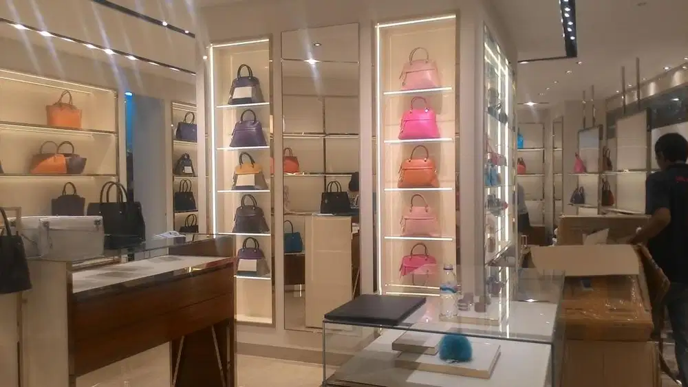 Jual borongan interior BEKAS TOKO FURLA rak almari meja kasir
