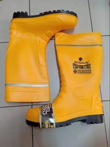 Sepatu boot karet