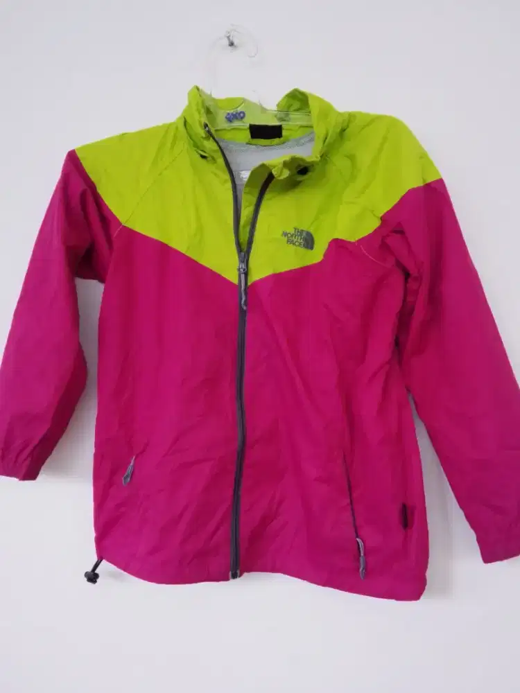 JAKET ANAK THE NORTH FACE WINDPROOF – WARNA CERAH (PINK/LIME)