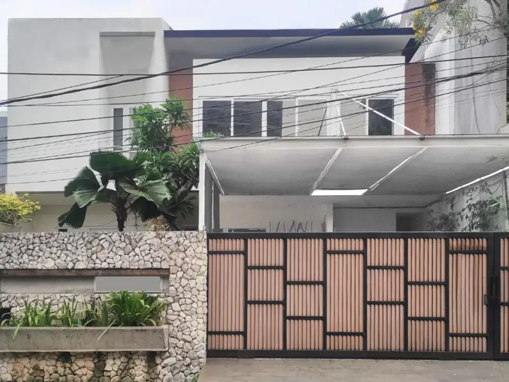 Rumah 2 lantai desain arsitektur elegan dan pencahayaan alami di Setia Budi Kuningan
