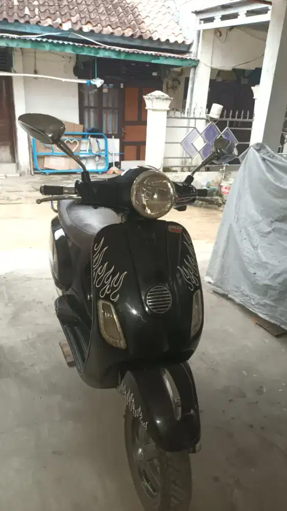 Vespa metic  lx 150 hitam 2011