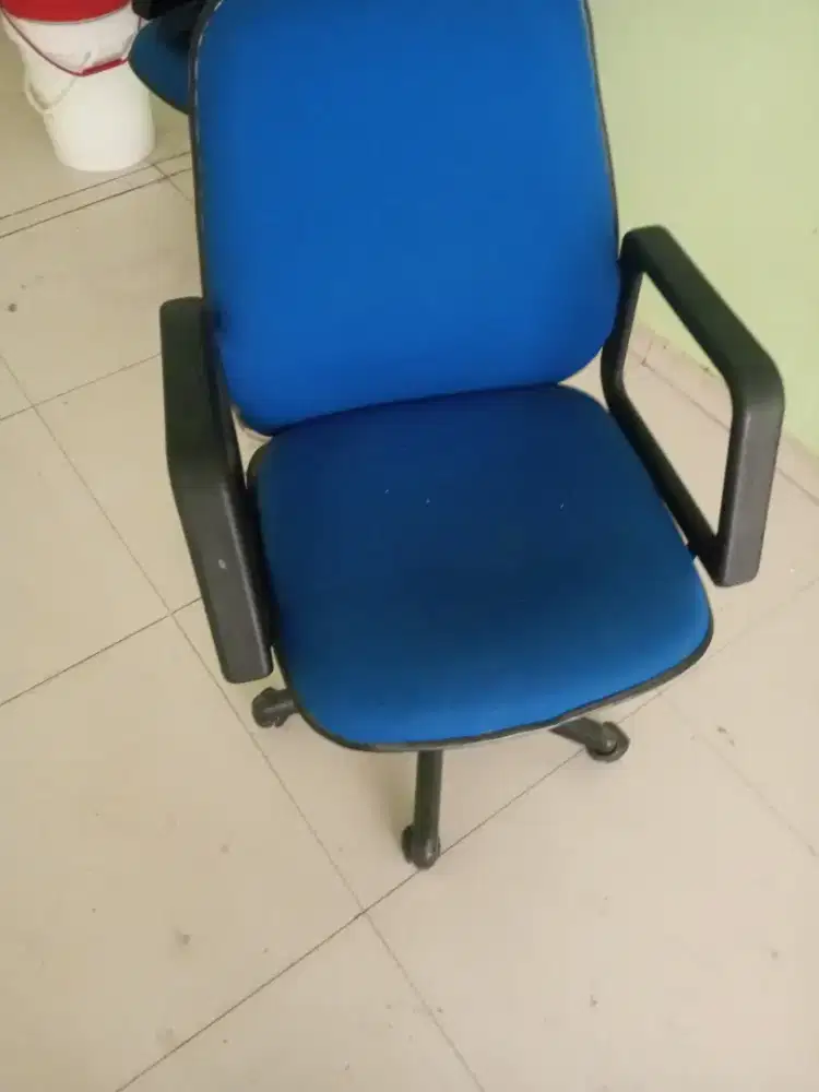 bangku kantor putar bisa naik turun
