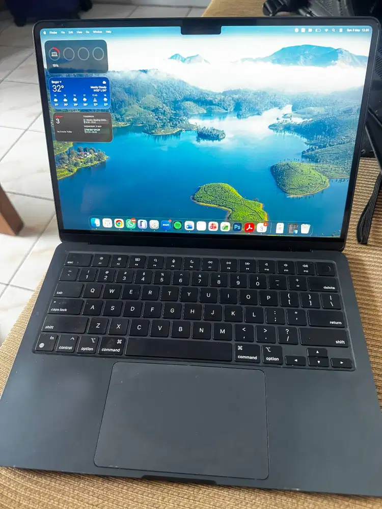 Macbook m2 8/256 kondisi baik, tangan pertama