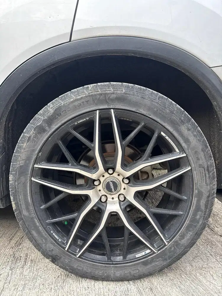 Velg & Ban Astro Wheels 255/45 ZR20.