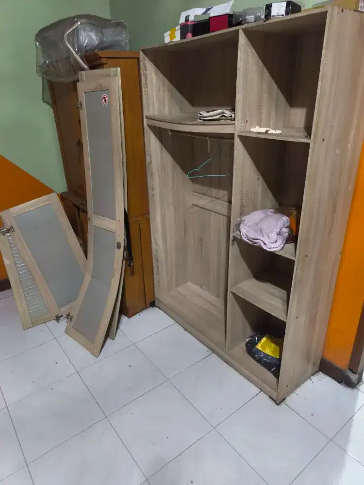 Lemari Pakaian 3 Pintu