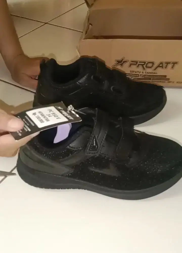 Sepatu sekolah anak