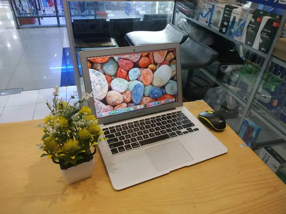 dijual macbook air 2017 core i5 ram 8gb ssd 128gb