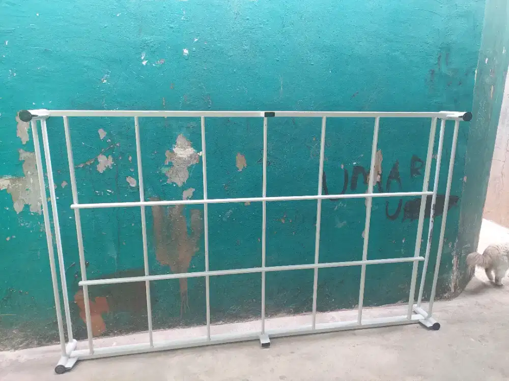 Tempat tidur besi