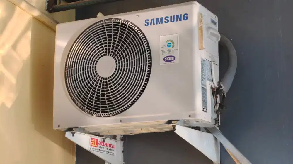 AC samsung 1/2 PK masih terpasang