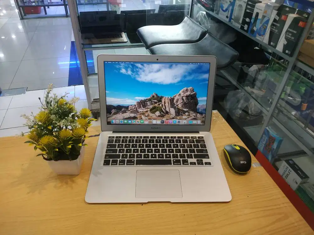 dijual macbook air 2017 core i5 ram 8gb ssd 256gb