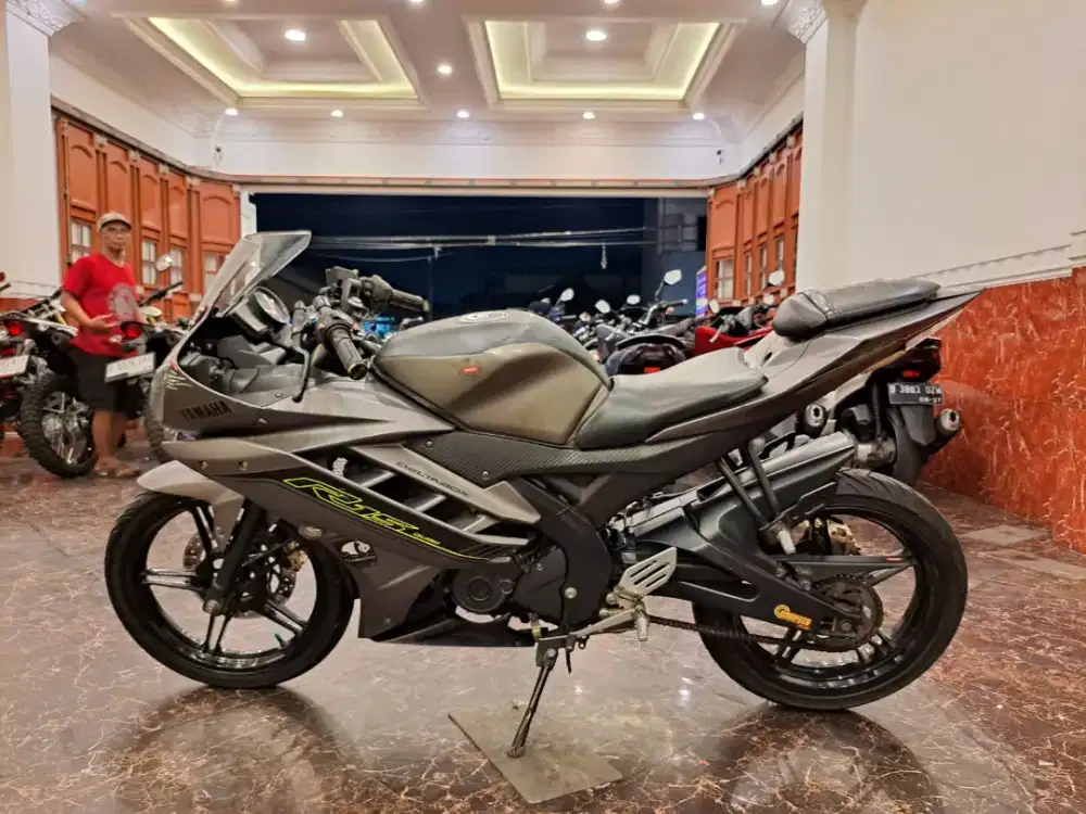 DIJUAL CEPAT MOTOR RAWATAN R15 TH 2017 SURAT HANYA BPKB MESIN ADEM ORI