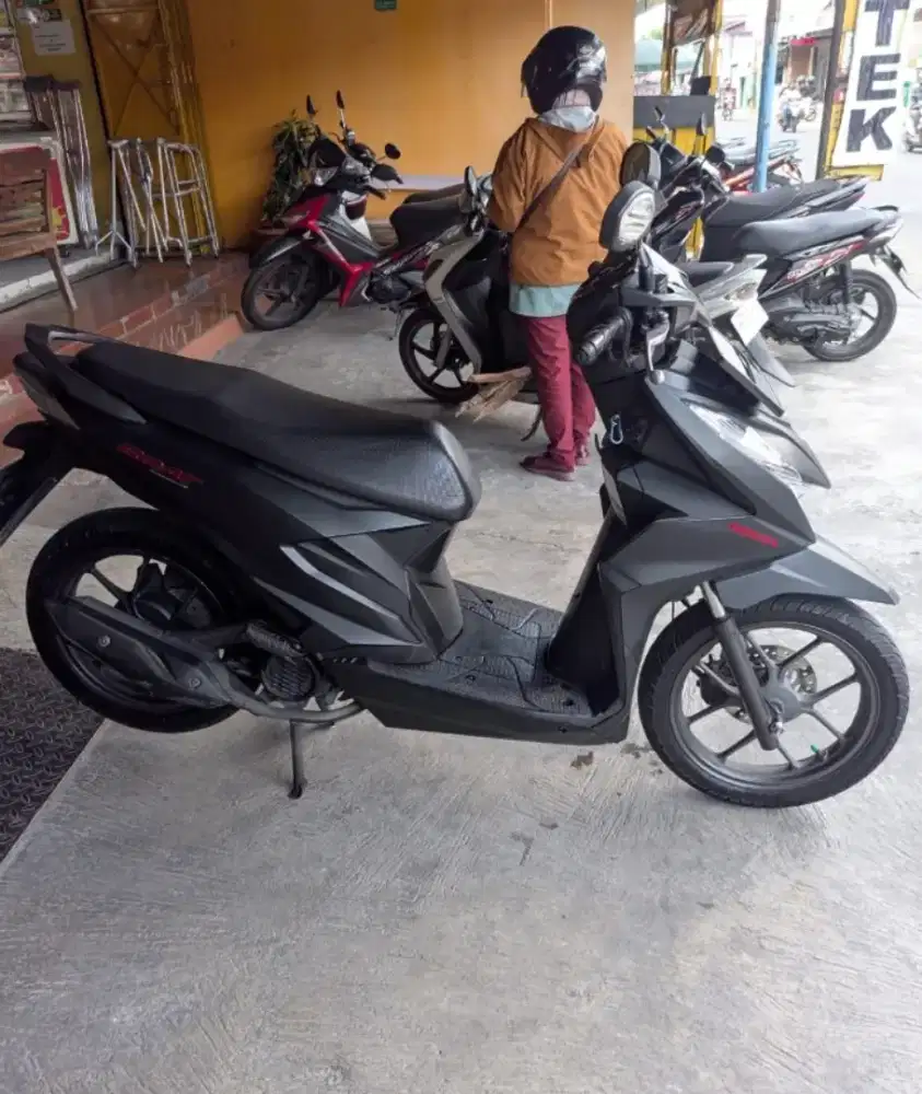 JUAL BEAT 2023 DELUXE EMBLEM MERAH