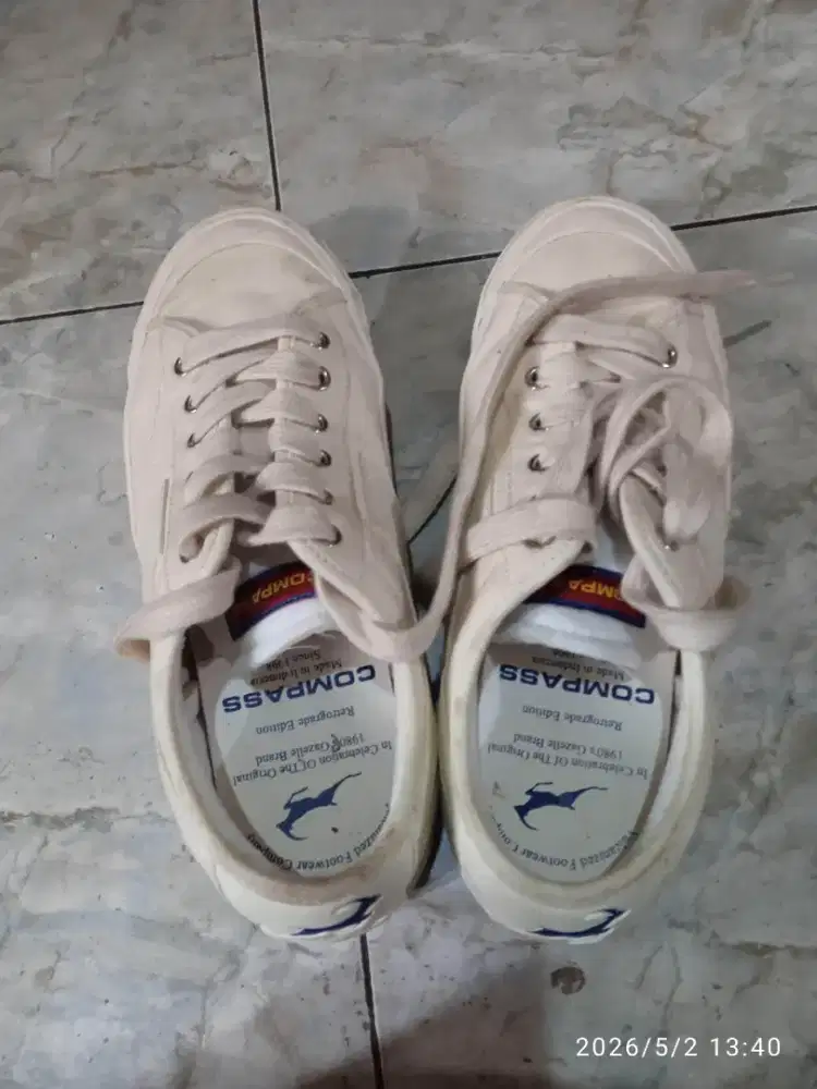 Sepatu Compass putih size 41