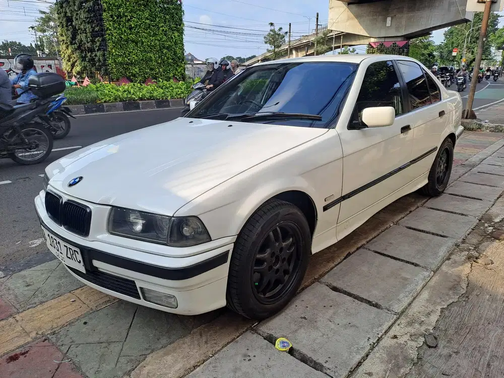 BMW 318i 1999 Bensin