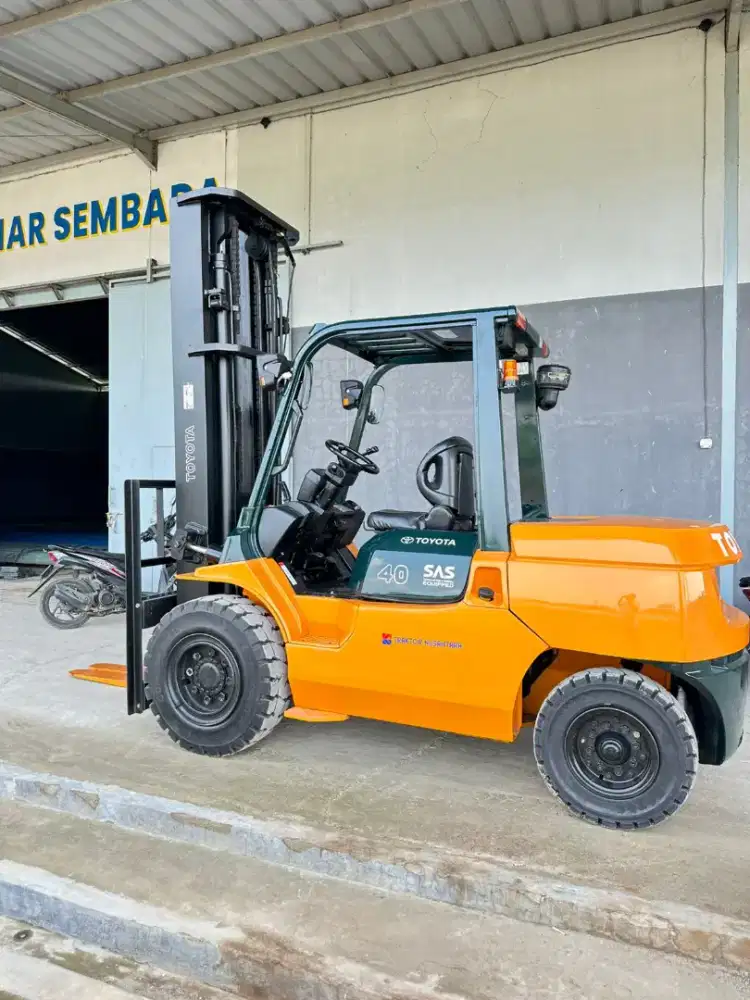 Forklift Toyota 4 Ton,Matic,Threelift 5 Meter,Ban Single,Tahun 2012