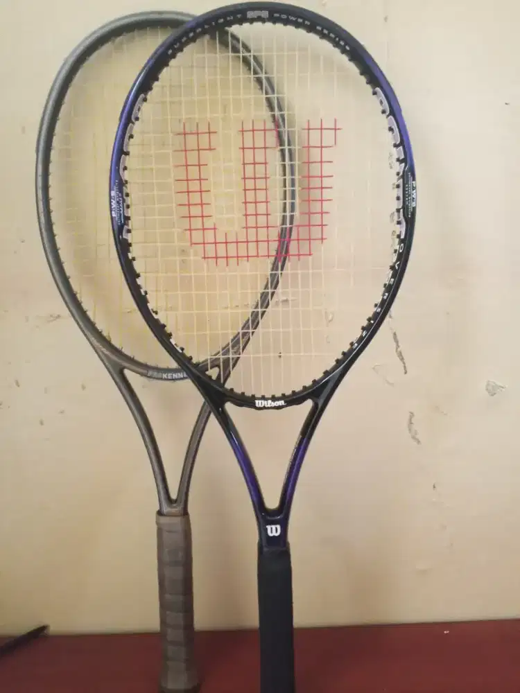 Raket tenis merk Wilson