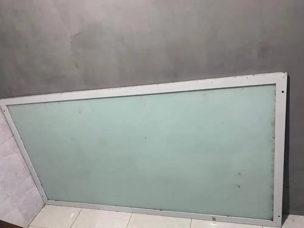 Whiteboard Kaca minimalis