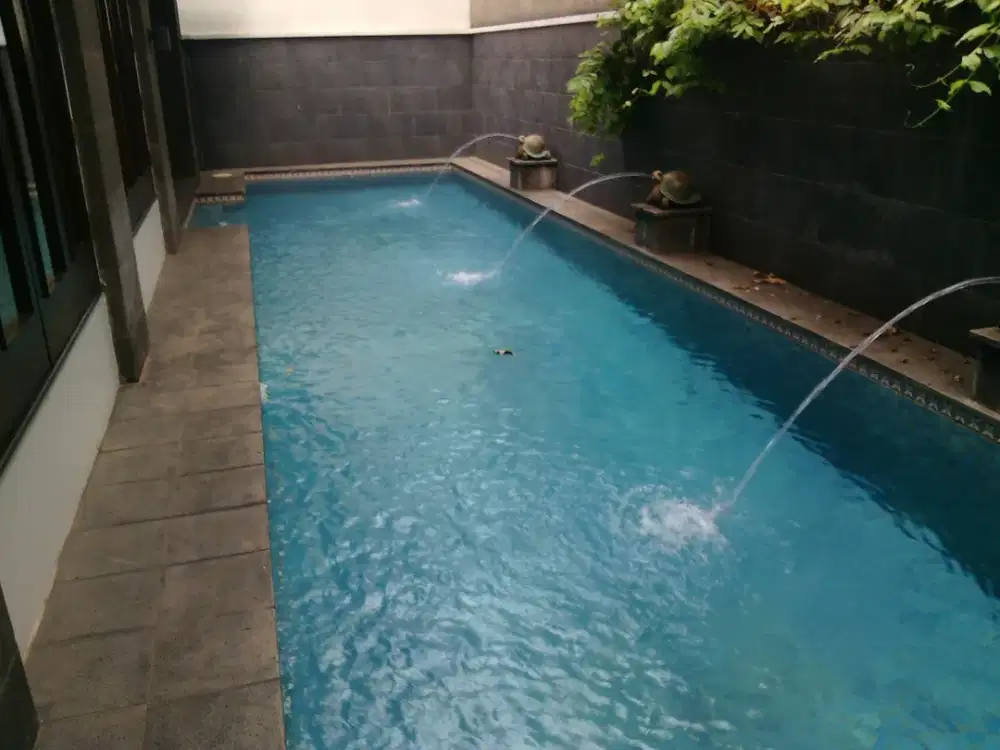 RUMAH BAGUS ADA KOLAM RENANG DI LINGKUNGAN ELITE RADIO DALAM JAKARTA SELATAN