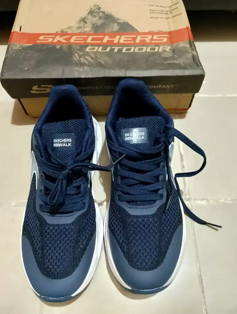 Sepatu skechers pria