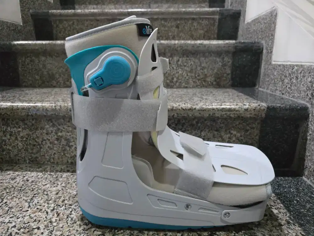 Sepatu Walker Booth