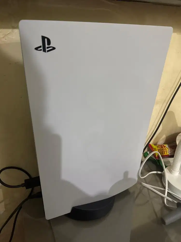 PS 5 dan assesorisnya, stik ada dua