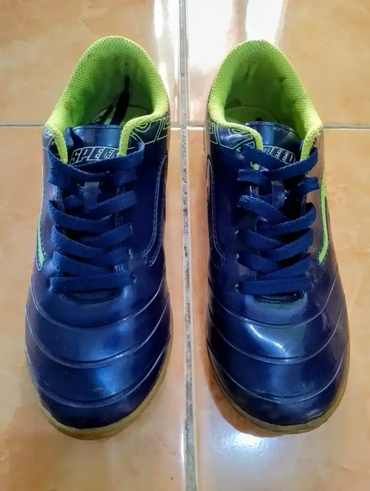 Sepatu futsal speed