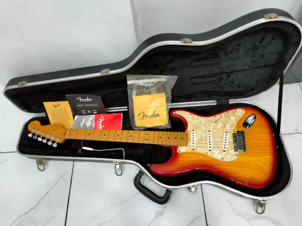 Jual gitar fender stratocaster USA tahun 2002 kumplit