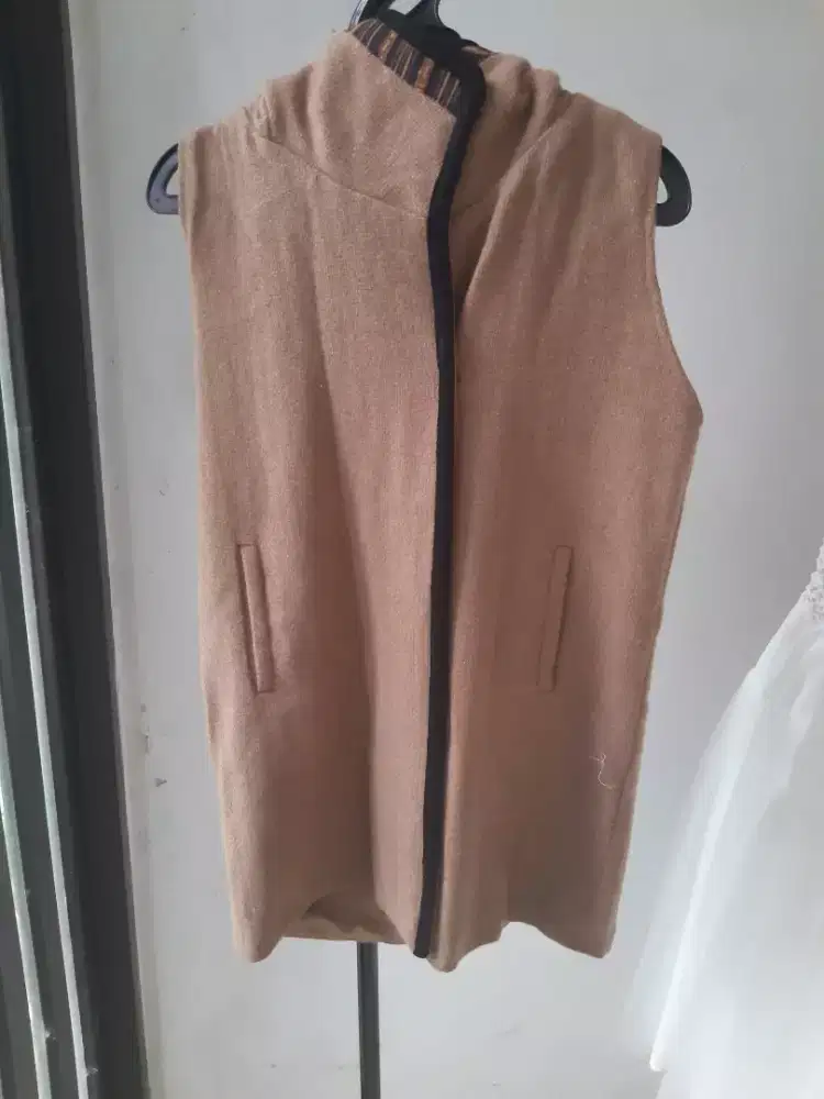 Rompi hoodie rajut wanita warna coklat muda