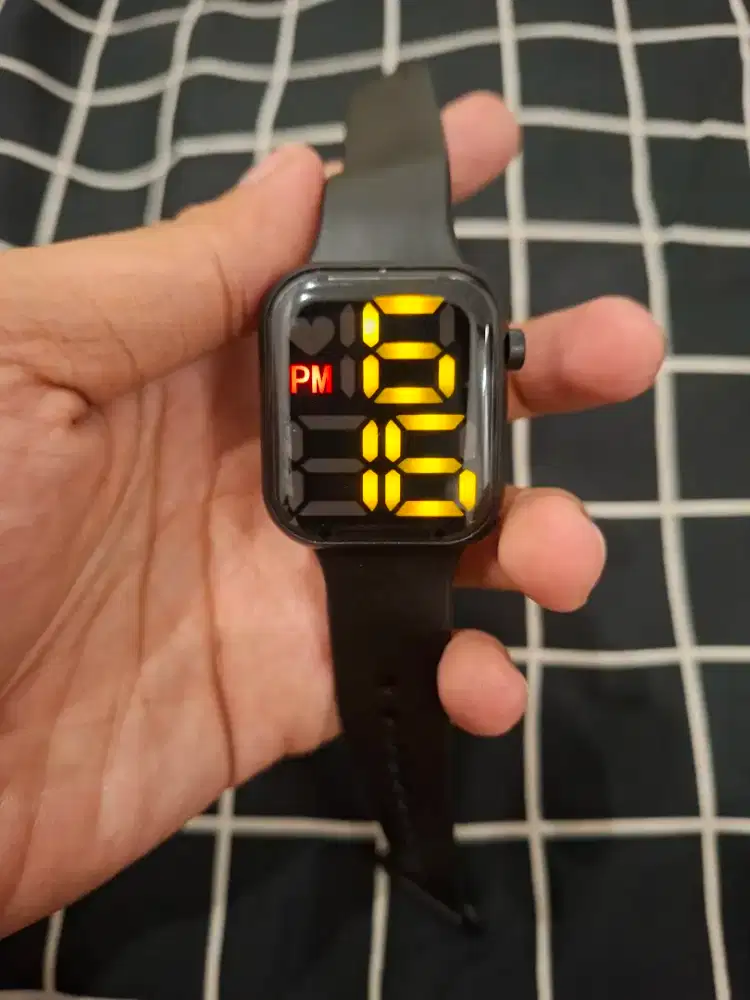 Jam tangan digital pria