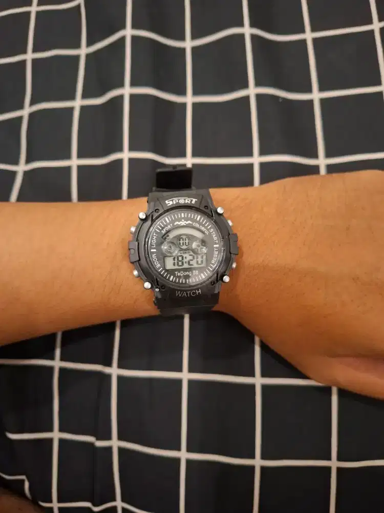 Jam tangan digital pria