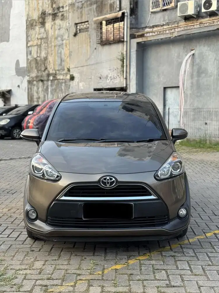 Toyota sienta v matic 2016