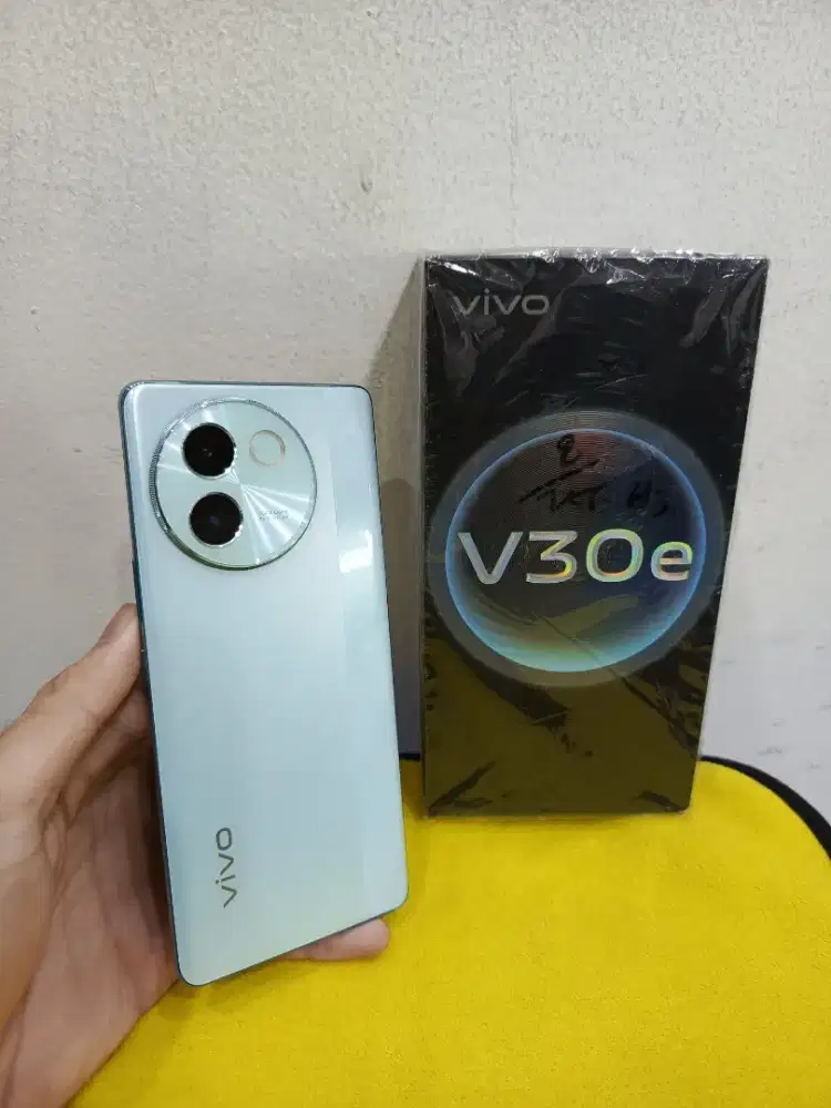 Vivo V30e 5G 8/256 Fullset Ori, Mulus seperti baru, Nominus
