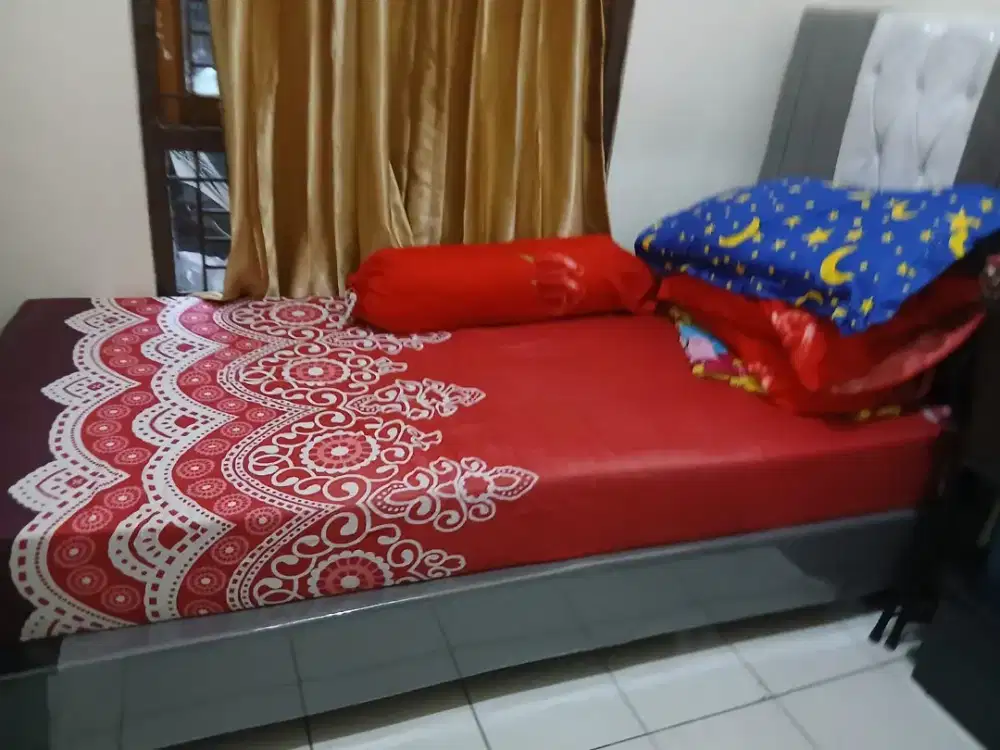 Jual borongan springbed dan sofa kondisi bagus murah cuma 1.2 nego
