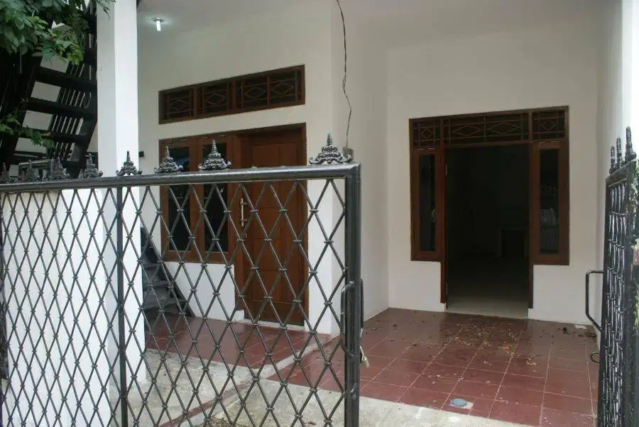 Dikontrakkan Rumah 2 lantai Plus Kos-kosan