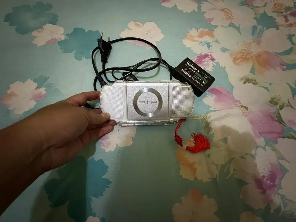 PSP series 2000 Grey