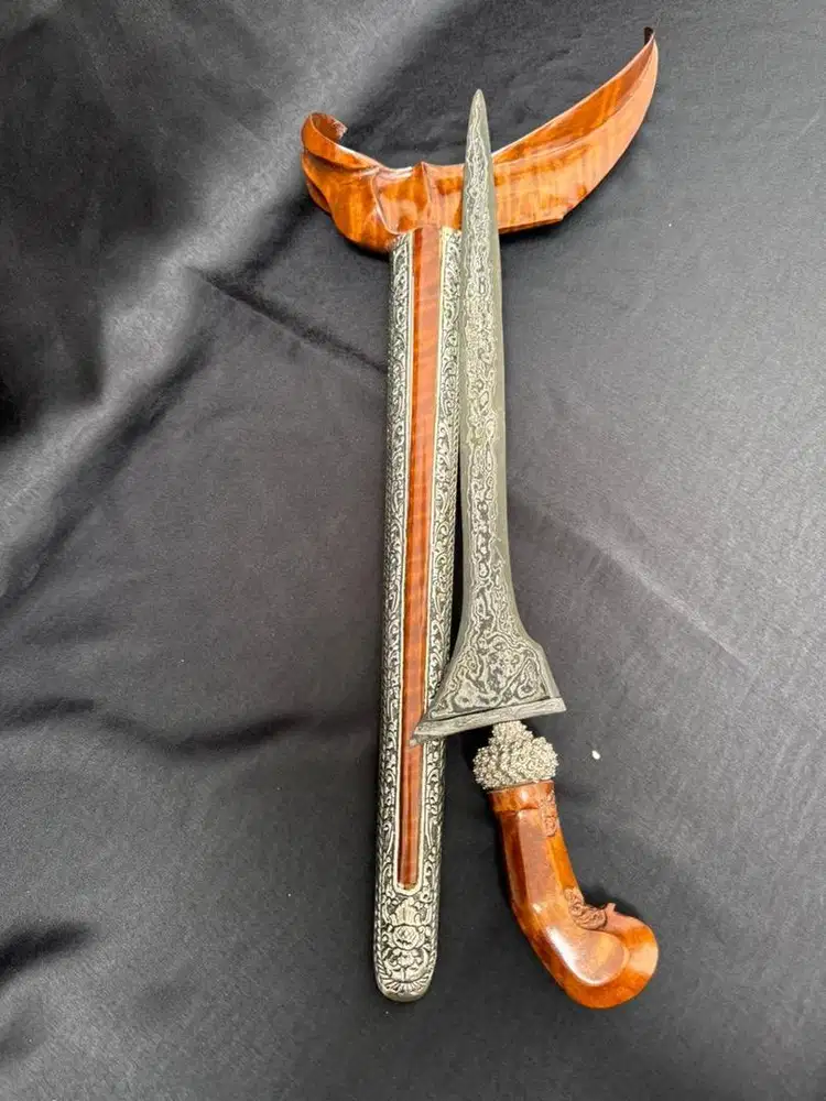 Dimaharkan Keris Brojol