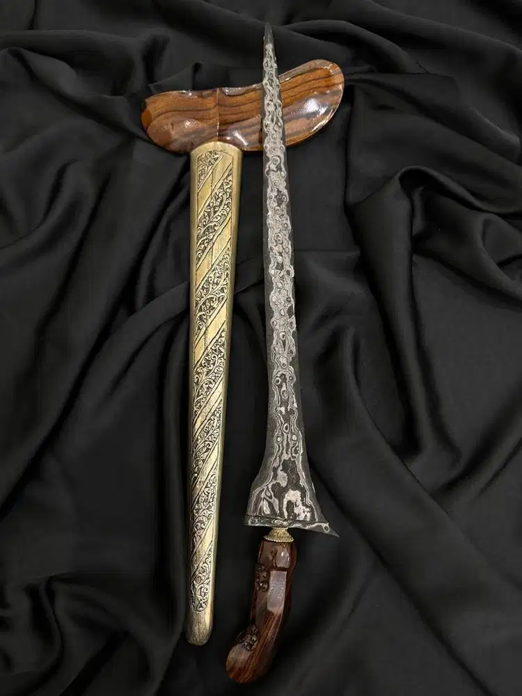 Dimaharkan keris brojol