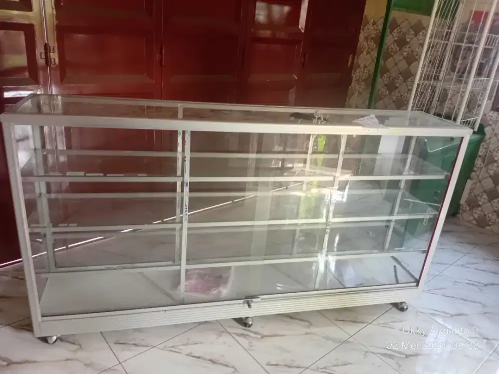 Etalase kaca untuk jualan