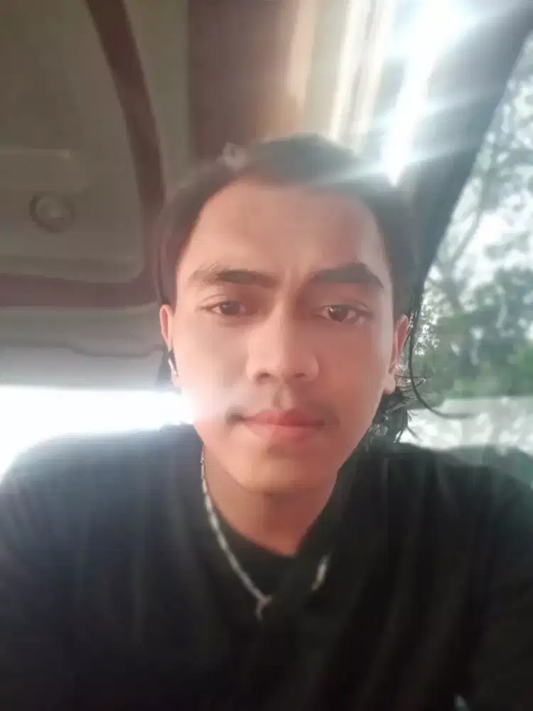 Mencari kerja dan pengalaman.