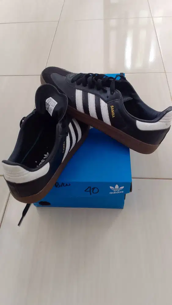 Sepatu bekas baru sekali pakai
