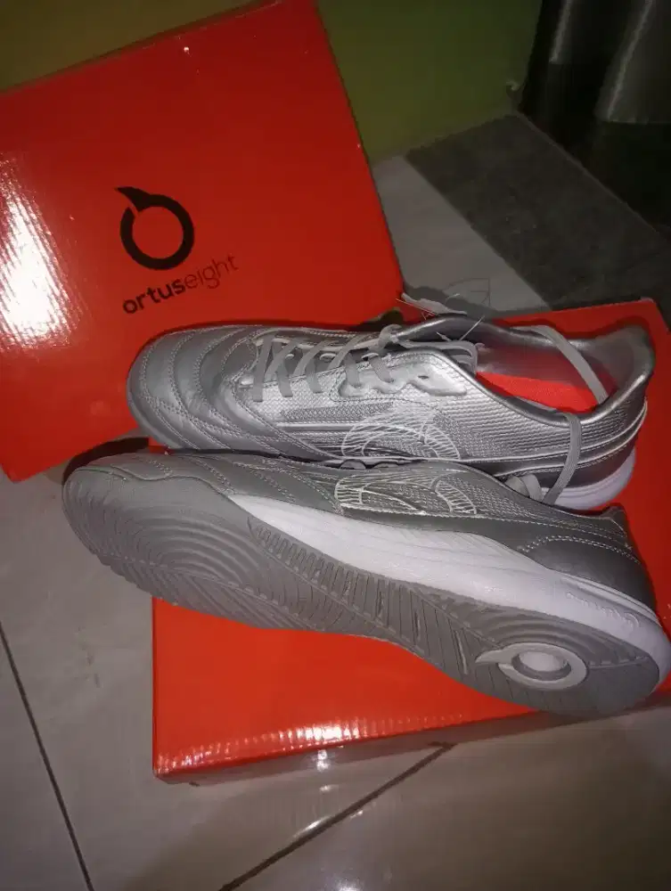 Sepatu futsal masih baru
